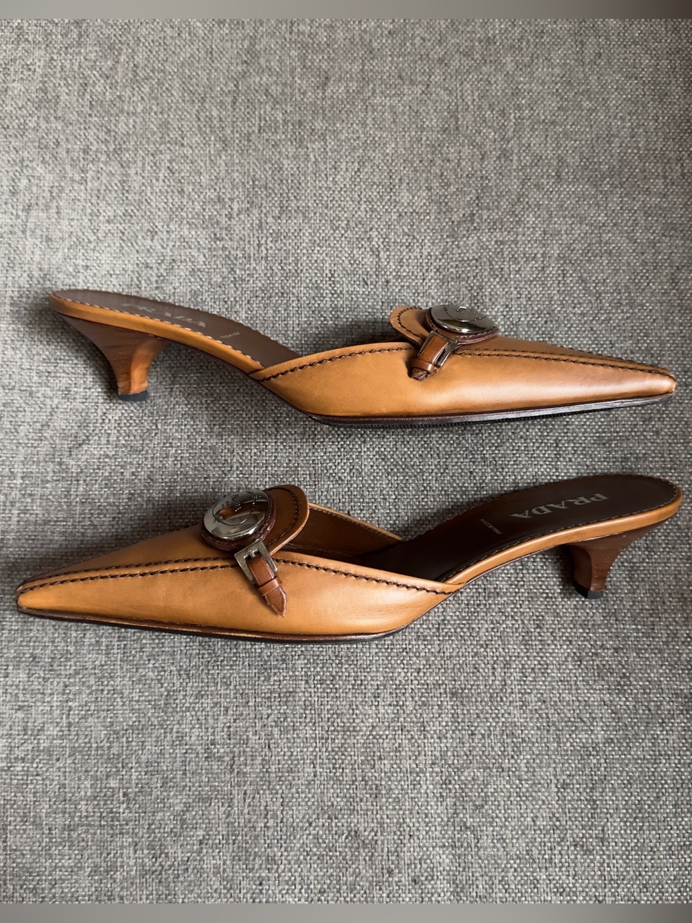 Vintage Prada leather logo heels - Picture 3 of 8